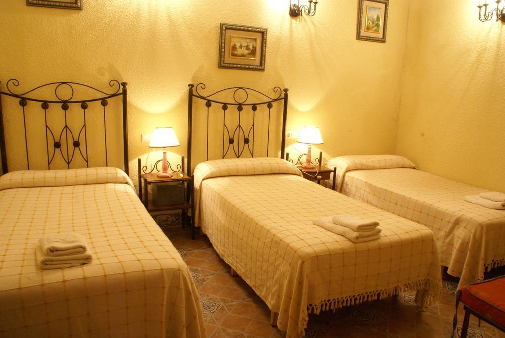 Hostal Van Gogh Seville Room photo